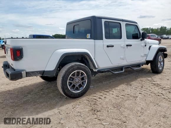 ✅ 2023 Jeep Gladiator Overland • VIN: 1C6HJTFG0PL514615 • Лот: 57795945. Опубликован ранее на Copart с пробегом 32 427 миль. Бесплатный доступ к архиву аукционных продаж из США и подробный отчёт об истории автомобиля на DreamBid. Изображение 3.