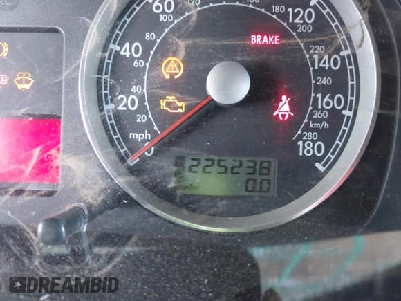 ✅ 2004 Volkswagen R32 • VIN: WVWKG61JX4D132261 • Lot: 42915398. Wystawiony na IAAI z przebiegiem 225 238 mil. Bezpłatny archiwum sprzedaży aukcyjnych z USA i szczegółowy raport historii pojazdu na DreamBid. Zdjęcie 15.