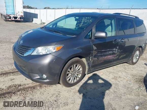 ✅ 2011 Toyota Sienna XLE • VIN: 5TDYK3DC5BS140466 • Лот: 43773455. Опубликован ранее на IAAI с пробегом 135 764 миль. Бесплатный доступ к архиву аукционных продаж из США и подробный отчёт об истории автомобиля на DreamBid. Изображение 2.
