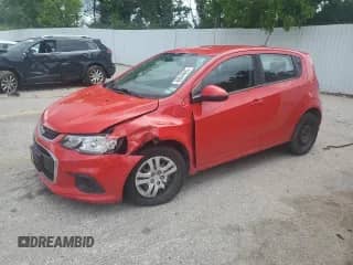 2020 Chevrolet Sonic LT z VIN 1G1JG6SBXL4131489, wystawiony jako Copart lot #60044695 z przebiegiem 77 843 mil mil oraz Szkoda całkowita • Salvage title. Historia ofert i sprzedaży dostępna na DreamBid. Obrazek 1.