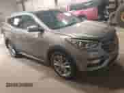 2017 Hyundai Santa Fe 2.0T z VIN 5XYZUDLA4HG424259, wystawiony jako IAAI lot #42657783 z przebiegiem 213 040 mil mil oraz . Historia ofert i sprzedaży dostępna na DreamBid. Obrazek 1.