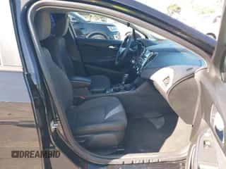 2019 Chevrolet Cruze LS z VIN 3G1BC6SM2KS569584, wystawiony jako IAAI lot #43206164 z przebiegiem 105 068 mil mil oraz . Historia ofert i sprzedaży dostępna na DreamBid. Obrazek 5.