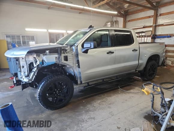 ✅ 2021 Chevrolet Silverado 1500 Custom Trail Boss • VIN: 1GCPYCEF4MZ244709 • Lot: 87100405. Wystawiony na Copart z przebiegiem 57 258 mil. Bezpłatny archiwum sprzedaży aukcyjnych z USA i szczegółowy raport historii pojazdu na DreamBid. Zdjęcie 1.