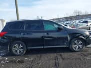 ✅ 2019 Nissan Pathfinder SV • VIN: 5N1DR2MM9KC652760 • Lot: 43879616. Wystawiony na IAAI z przebiegiem 102 389 mil. Bezpłatny archiwum sprzedaży aukcyjnych z USA i szczegółowy raport historii pojazdu na DreamBid. Zdjęcie 13.