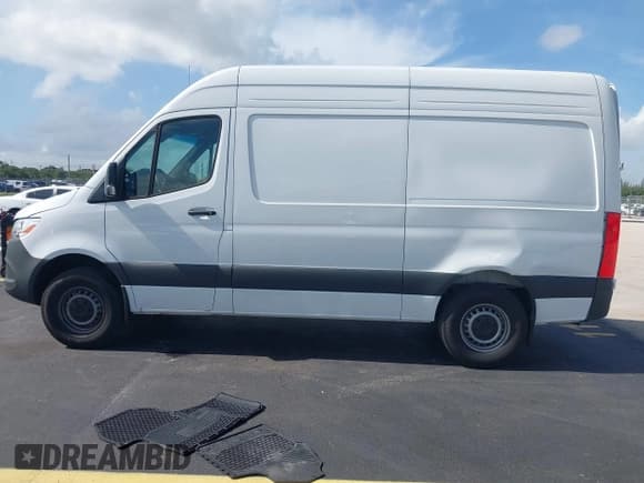 ✅ 2025 Mercedes-Benz Sprinter • VIN: W1Y4NBHYXST199256 • Lot: 42779258. Listed on IAAI with 4,031 mi. Free auction sales archive from the USA and detailed vehicle history report at DreamBid. Image 14.