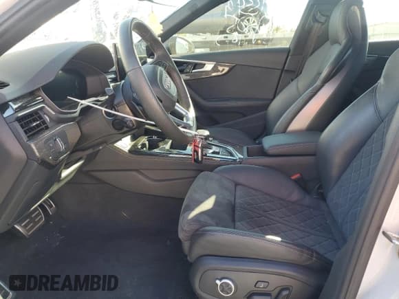 ✅ 2023 Audi S4 Premium Plus • VIN: WAUB4AF46PA010658 • Lot: 82458565. Wystawiony na Copart z przebiegiem 28 359 mil. Bezpłatny archiwum sprzedaży aukcyjnych z USA i szczegółowy raport historii pojazdu na DreamBid. Zdjęcie 7.