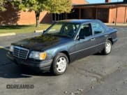 ✅ 1995 Mercedes-Benz E 320 • VIN: WDBEA32E2SC266939 • Lot: 87461985. Listed on Copart with 140,760 mi. Free auction sales archive from the USA and detailed vehicle history report at DreamBid. Image 2.