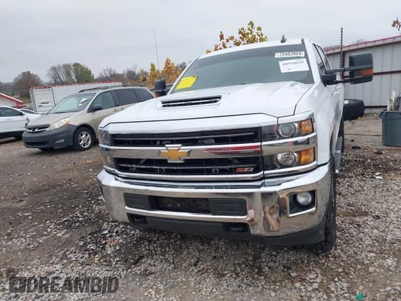 ✅ 2018 Chevrolet Silverado 2500HD LT • VIN: 1GC1KVEY4JF109909 • Lot: 40950620. Listed on IAAI with 265,894 mi. Free auction sales archive from the USA and detailed vehicle history report at DreamBid. Image 12.