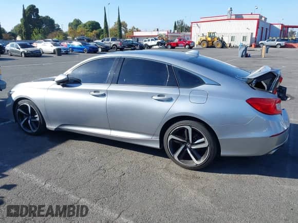 2018 Honda Accord Sport z VIN 1HGCV1F35JA266889, wystawiony jako IAAI lot #43383338 z przebiegiem 64 603 mil mil oraz . Historia ofert i sprzedaży dostępna na DreamBid. Obrazek 14.