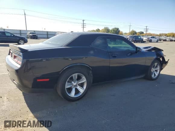 2018 Dodge Challenger SXT z VIN 2C3CDZAG9JH215198, wystawiony jako Copart lot #89731295 z przebiegiem 61 694 mil mil oraz Szkoda całkowita • Salvage title. Historia ofert i sprzedaży dostępna na DreamBid. Obrazek 3.