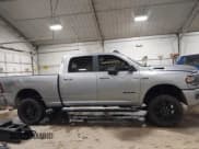 ✅ 2022 Ram 2500 Big Horn • VIN: 3C6UR5DJ7NG216185 • Lot: 41271076. Wystawiony na IAAI z przebiegiem 35 683 mil. Bezpłatny archiwum sprzedaży aukcyjnych z USA i szczegółowy raport historii pojazdu na DreamBid. Zdjęcie 14.