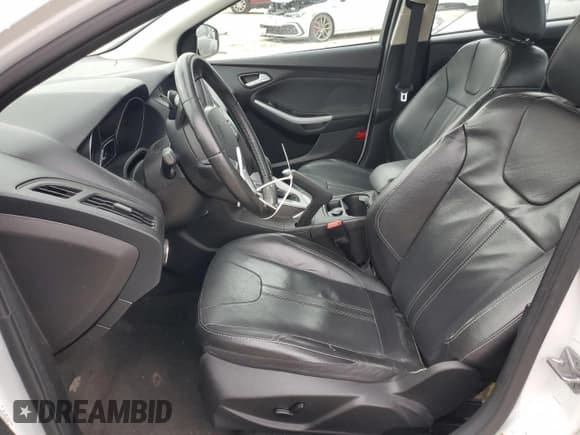 ✅ 2014 Ford Focus SE • VIN: 1FADP3F22EL330970 • Lot: 89870275. Wystawiony na Copart z przebiegiem 106 531 mil. Bezpłatny archiwum sprzedaży aukcyjnych z USA i szczegółowy raport historii pojazdu na DreamBid. Zdjęcie 7.