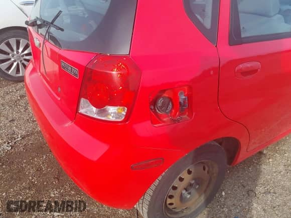 2004 Chevrolet Aveo LS z VIN KL1TJ62654B218838, wystawiony jako IAAI lot #41496237 z przebiegiem 174 217 mil mil oraz . Historia ofert i sprzedaży dostępna na DreamBid. Obrazek 6.