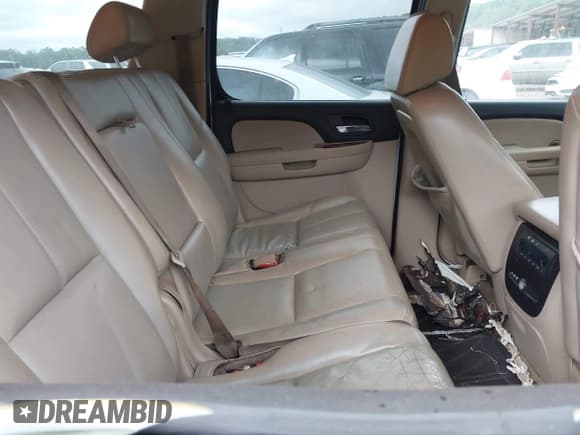 ✅ 2007 Chevrolet Suburban LT • VIN: 1GNFC16J97J228646 • Lot: 43503917. Wystawiony na IAAI z przebiegiem 247 877 mil. Bezpłatny archiwum sprzedaży aukcyjnych z USA i szczegółowy raport historii pojazdu na DreamBid. Zdjęcie 8.