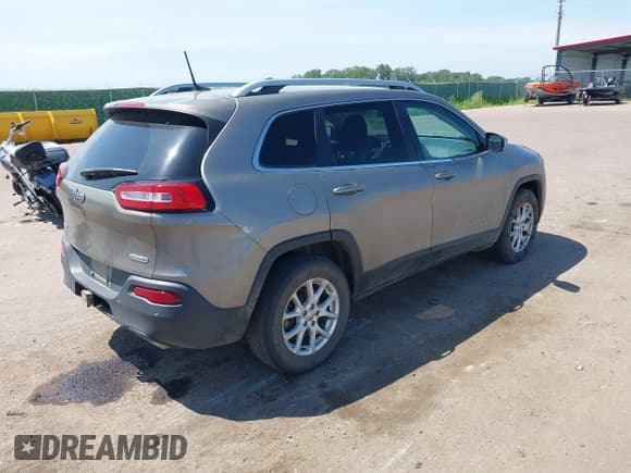 ✅ 2017 Jeep Cherokee Latitude • VIN: 1C4PJMCS0HW513788 • Лот: 42708579. Опубликован ранее на IAAI с пробегом 166 590 миль. Бесплатный доступ к архиву аукционных продаж из США и подробный отчёт об истории автомобиля на DreamBid. Изображение 4.