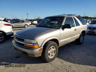 1999 Chevrolet Blazer LS z VIN 1GNCT18W1XK140616, wystawiony jako Copart lot #78567434 z przebiegiem 244 356 mil mil oraz Czysty tytuł • Clean title. Historia ofert i sprzedaży dostępna na DreamBid. Obrazek 1.