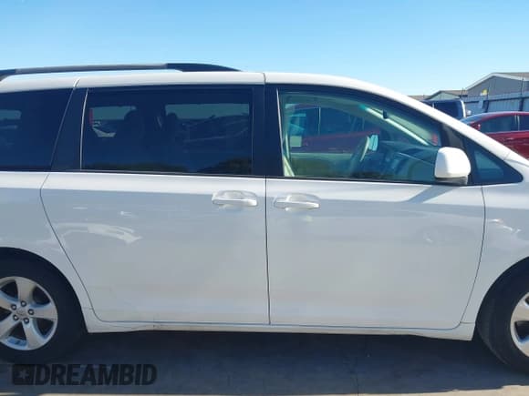 ✅ 2014 Toyota Sienna LE • VIN: 5TDKK3DCXES434133 • Lot: 43587885. Listed on IAAI with 111,272 mi. Free auction sales archive from the USA and detailed vehicle history report at DreamBid. Image 14.