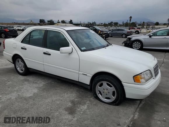 ✅ 1997 Mercedes-Benz C 230/260/280/320 • VIN: WDBHA28E3VF582237 • Lot: 76826534. Wystawiony na Copart z przebiegiem 240 702 mil. Bezpłatny archiwum sprzedaży aukcyjnych z USA i szczegółowy raport historii pojazdu na DreamBid. Zdjęcie 4.