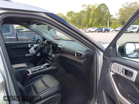 ✅ 2022 Ford Explorer Limited • VIN: 1FMSK8FH8NGA51674 • Lot: 43843022. Wystawiony na IAAI z przebiegiem 50 610 mil. Bezpłatny archiwum sprzedaży aukcyjnych z USA i szczegółowy raport historii pojazdu na DreamBid. Zdjęcie 5.