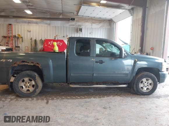 ✅ 2010 Chevrolet Silverado 1500 • VIN: 1GCYKSE28AZ105420 • Lot: 43363403. Wystawiony na IAAI z przebiegiem 241 531 mil. Bezpłatny archiwum sprzedaży aukcyjnych z USA i szczegółowy raport historii pojazdu na DreamBid. Zdjęcie 13.