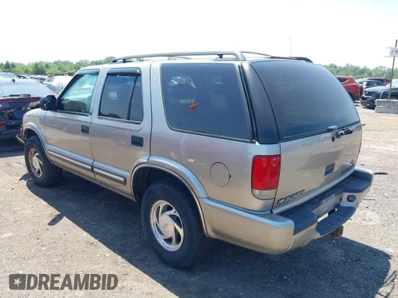 ✅ 2000 Chevrolet Blazer LS • VIN: 1GNDT13W8Y2361644 • Lot: 42757781. Wystawiony na IAAI z przebiegiem 142 824 mil. Bezpłatny archiwum sprzedaży aukcyjnych z USA i szczegółowy raport historii pojazdu na DreamBid. Zdjęcie 3.