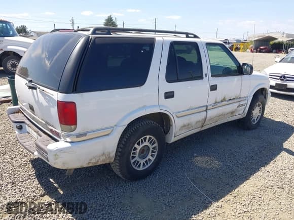 ✅ 2000 GMC Jimmy SLE Convenience • VIN: 1GKDT13W9Y2229019 • Lot: 42866913. Listed on IAAI with 120,195 mi. Free auction sales archive from the USA and detailed vehicle history report at DreamBid. Image 4.