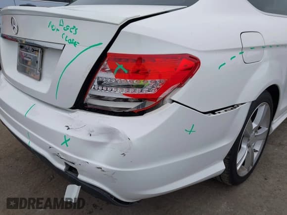 ✅ 2014 Mercedes-Benz C 250 • VIN: WDDGJ4HB4EG288537 • Lot: 42431049. Wystawiony na IAAI z przebiegiem 97 498 mil. Bezpłatny archiwum sprzedaży aukcyjnych z USA i szczegółowy raport historii pojazdu na DreamBid. Zdjęcie 6.