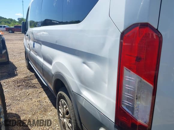 ✅ 2015 Ford Transit XL • VIN: 1FBZX2YM6FKA80301 • Lot: 41549441. Wystawiony na IAAI z przebiegiem 310 164 mil. Bezpłatny archiwum sprzedaży aukcyjnych z USA i szczegółowy raport historii pojazdu na DreamBid. Zdjęcie 19.