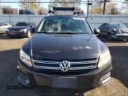 ✅ 2017 Volkswagen Tiguan Wolfsburg Edition • VIN: WVGRV7AX8HK002684 • Lot: 90586635. Wystawiony na Copart z przebiegiem 156 594 mil. Bezpłatny archiwum sprzedaży aukcyjnych z USA i szczegółowy raport historii pojazdu na DreamBid. Zdjęcie 5.