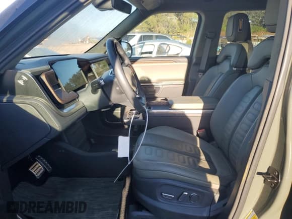 ✅ 2023 Rivian R1S Launch Edition • VIN: 7PDSGABL2PN003408 • Lot: 81894274. Wystawiony na Copart z przebiegiem 20 514 mil. Bezpłatny archiwum sprzedaży aukcyjnych z USA i szczegółowy raport historii pojazdu na DreamBid. Zdjęcie 7.