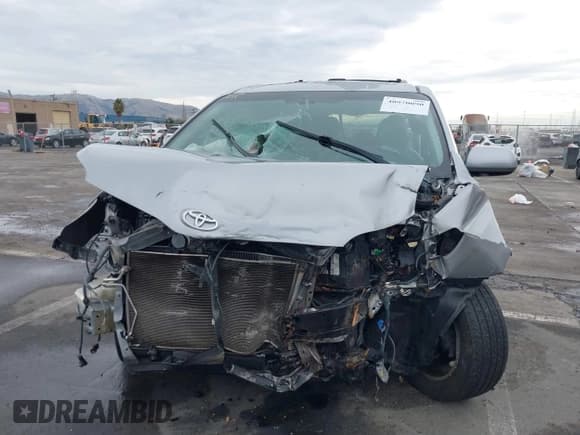 ✅ 2012 Toyota Sienna XLE • VIN: 5TDDK3DC9CS042847 • Lot: 40970090. Wystawiony na IAAI z przebiegiem 101 813 mil. Bezpłatny archiwum sprzedaży aukcyjnych z USA i szczegółowy raport historii pojazdu na DreamBid. Zdjęcie 6.