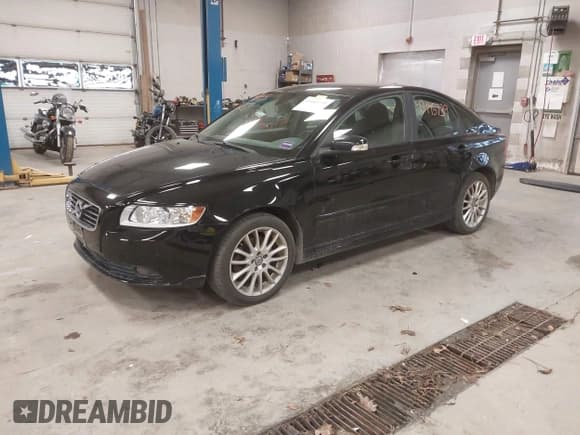 ✅ 2011 Volvo S40 • VIN: YV1672MS1B2549656 • Lot: 43445739. Wystawiony na IAAI z przebiegiem 160 920 mil. Bezpłatny archiwum sprzedaży aukcyjnych z USA i szczegółowy raport historii pojazdu na DreamBid. Zdjęcie 2.