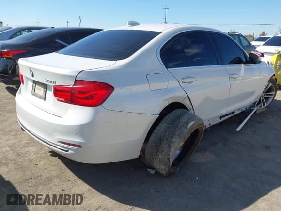 ✅ 2017 BMW 3 Series 330i • VIN: WBA8B9G39HNU53854 • Lot: 43253809. Wystawiony na IAAI z przebiegiem 91 431 mil. Bezpłatny archiwum sprzedaży aukcyjnych z USA i szczegółowy raport historii pojazdu na DreamBid. Zdjęcie 4.