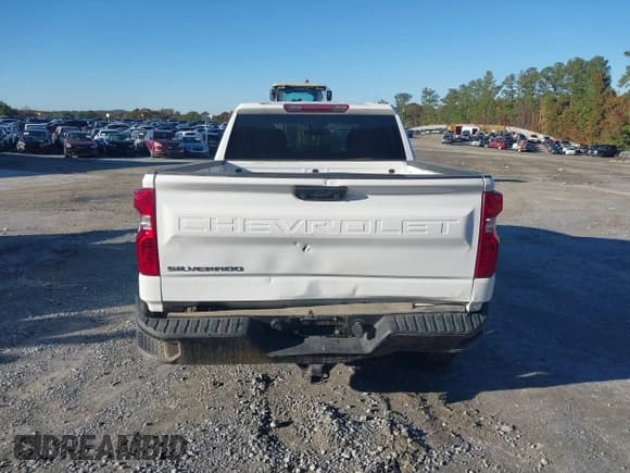 ✅ 2023 Chevrolet Silverado 1500 Work Truck • VIN: 1GCRDAED8PZ142227 • Lot: 43235296. Wystawiony na IAAI z przebiegiem 20 029 mil. Bezpłatny archiwum sprzedaży aukcyjnych z USA i szczegółowy raport historii pojazdu na DreamBid. Zdjęcie 16.