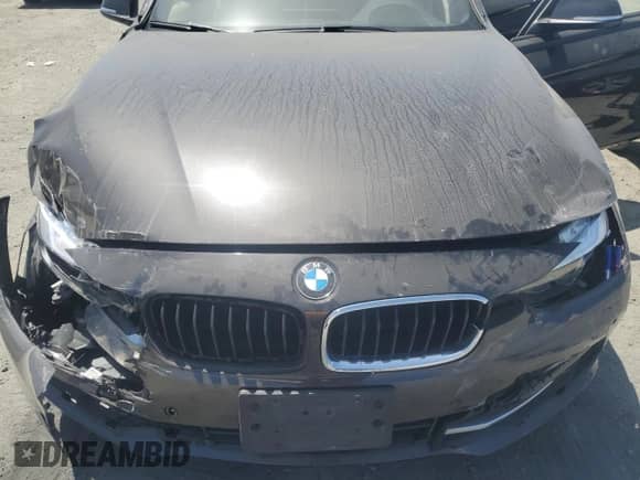 2016 BMW 3 Series z VIN WBA8E7C57GK415560, wystawiony jako Copart lot #60493425 z przebiegiem 37 702 mil mil oraz Szkoda całkowita • Salvage title. Historia ofert i sprzedaży dostępna na DreamBid. Obrazek 11.