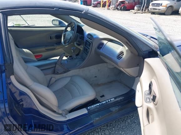 ✅ 2004 Chevrolet Corvette • VIN: 1G1YY22G245124581 • Lot: 42870577. Listed on IAAI with 54,092 mi. Free auction sales archive from the USA and detailed vehicle history report at DreamBid. Image 5.