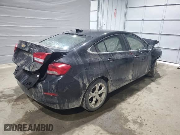 2019 Chevrolet Cruze Premier z VIN 1G1BF5SM4K7104725, wystawiony jako Copart lot #49979755 z przebiegiem Nie podano mil oraz Szkoda całkowita • Salvage title. Historia ofert i sprzedaży dostępna na DreamBid. Obrazek 3.