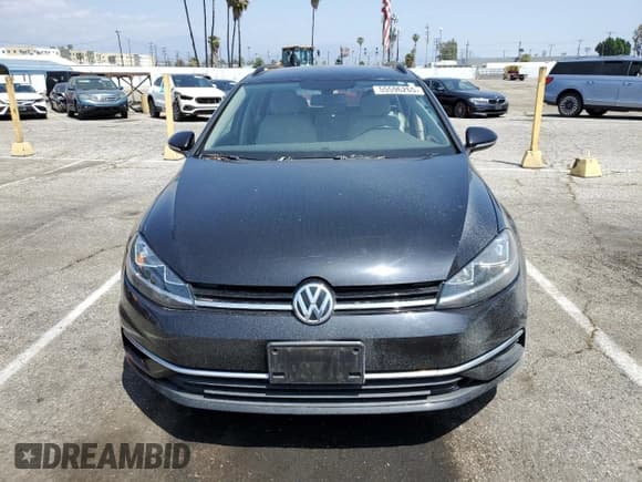 ✅ 2018 Volkswagen Golf S • VIN: 3VW117AUXJM751985 • Lot: 55596265. Wystawiony na Copart z przebiegiem 60 755 mil. Bezpłatny archiwum sprzedaży aukcyjnych z USA i szczegółowy raport historii pojazdu na DreamBid. Zdjęcie 5.