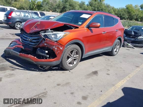 2018 Hyundai Santa Fe 2.4L z VIN 5XYZU3LB8JG523000, wystawiony jako IAAI lot #43263685 z przebiegiem 96 480 mil mil oraz . Historia ofert i sprzedaży dostępna na DreamBid. Obrazek 2.