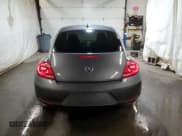 ✅ 2014 Volkswagen Beetle Entry • VIN: 3VWFP7AT5EM604684 • Lot: 91431135. Wystawiony na Copart z przebiegiem 137 891 mil. Bezpłatny archiwum sprzedaży aukcyjnych z USA i szczegółowy raport historii pojazdu na DreamBid. Zdjęcie 6.