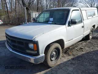 1989 Chevrolet Silverado 2500 z VIN 1GCFC24H9KE234298, wystawiony jako IAAI lot #41703708 z przebiegiem Nie podano mil oraz . Historia ofert i sprzedaży dostępna na DreamBid. Obrazek 2.