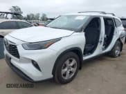 ✅ 2025 Toyota Highlander LE • VIN: 5TDKDRAH8SS550875 • Lot: 42414509. Wystawiony na IAAI z przebiegiem 1 806 mil. Bezpłatny archiwum sprzedaży aukcyjnych z USA i szczegółowy raport historii pojazdu na DreamBid. Zdjęcie 2.