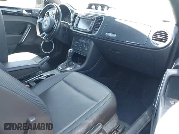 ✅ 2013 Volkswagen Beetle 2.0T w/Sound/Nav • VIN: 3VW7A7AT4DM811815 • Лот: 42676899. Опубликован ранее на IAAI с пробегом 64 700 миль. Бесплатный доступ к архиву аукционных продаж из США и подробный отчёт об истории автомобиля на DreamBid. Изображение 5.