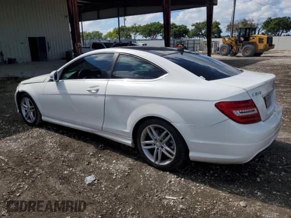 ✅ 2015 Mercedes-Benz C 250 • VIN: WDDGJ4HBXFG369267 • Lot: 91002895. Wystawiony na Copart z przebiegiem 127 192 mil. Bezpłatny archiwum sprzedaży aukcyjnych z USA i szczegółowy raport historii pojazdu na DreamBid. Zdjęcie 2.