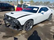 ✅ 2021 Dodge Challenger R/T • VIN: 2C3CDZBT0MH651440 • Lot: 43581247. Wystawiony na IAAI z przebiegiem 18 078 mil. Bezpłatny archiwum sprzedaży aukcyjnych z USA i szczegółowy raport historii pojazdu na DreamBid. Zdjęcie 2.