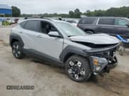 ✅ 2025 Hyundai Kona SEL • VIN: KM8HB3AB4SU317785 • Лот: 83978565. Опубликован ранее на Copart с пробегом 3 159 миль. Бесплатный доступ к архиву аукционных продаж из США и подробный отчёт об истории автомобиля на DreamBid. Изображение 4.