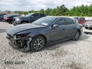 2023 Hyundai Sonata Blue z VIN KMHL24JJ4PA075175, wystawiony jako Copart lot #56711575 z przebiegiem 32 227 mil mil oraz Szkoda całkowita • Salvage title. Historia ofert i sprzedaży dostępna na DreamBid. Obrazek 1.