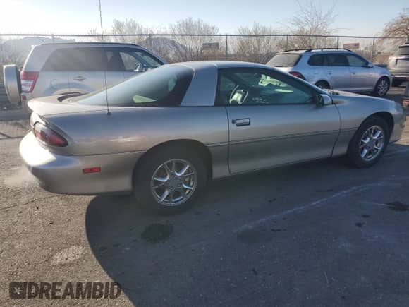 1999 Chevrolet Camaro z VIN 2G1FP22K2X2123848, wystawiony jako Copart lot #42995755 z przebiegiem 81 883 mil mil oraz Czysty tytuł • Clean title. Historia ofert i sprzedaży dostępna na DreamBid. Obrazek 3.