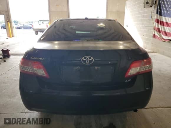 2011 Toyota Camry LE z VIN 4T4BF3EKXBR214266, wystawiony jako Copart lot #86236685 z przebiegiem 182 466 mil mil oraz Szkoda całkowita • Salvage title. Historia ofert i sprzedaży dostępna na DreamBid. Obrazek 6.