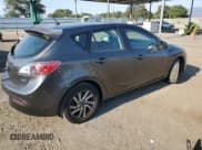✅ 2013 Mazda 3 i Touring • VIN: JM1BL1LPXD1739617 • Лот: 67950965. Опубликован ранее на Copart с пробегом 180 389 миль. Бесплатный доступ к архиву аукционных продаж из США и подробный отчёт об истории автомобиля на DreamBid. Изображение 3.